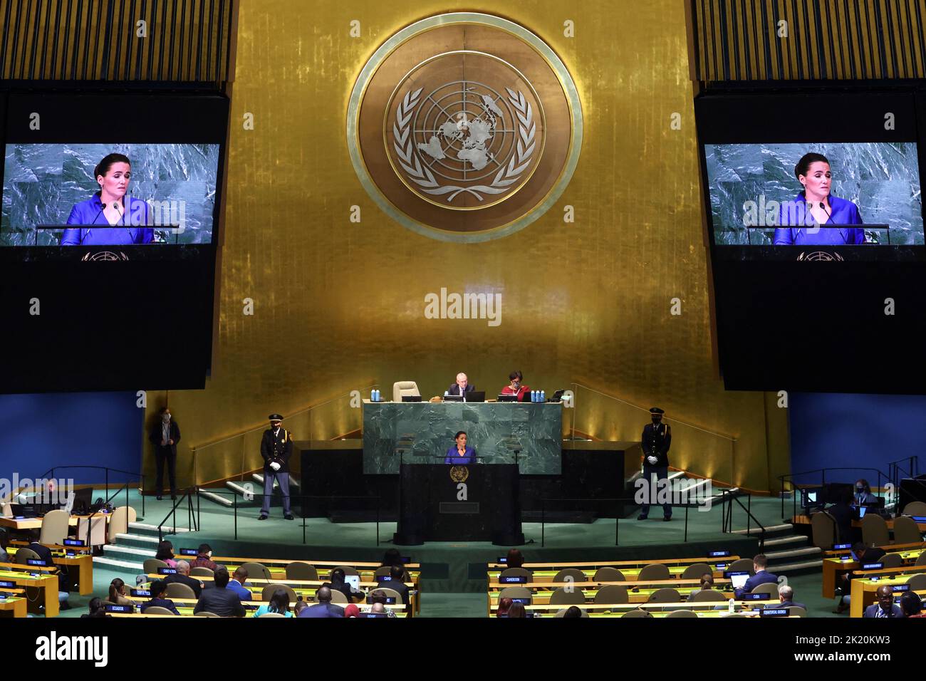 El Presidente de Hungría, Katalin Novak, se dirige a la 77th Sesión de la Asamblea General de las Naciones Unidas en la Sede de las Naciones Unidas en Nueva York, Estados Unidos, el 21 de septiembre de 2022. REUTERS/Mike Segar Foto de stock