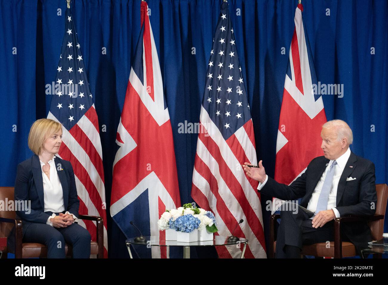 La Primera Ministra Liz Truss celebra una reunión bilateral con el Presidente de los Estados Unidos, Joe Biden, en la sede de las Naciones Unidas en Nueva York, durante su visita a los Estados Unidos para asistir a la Asamblea General de las Naciones Unidas de 77th. Fecha de la foto: Miércoles 21 de septiembre de 2022. Foto de stock