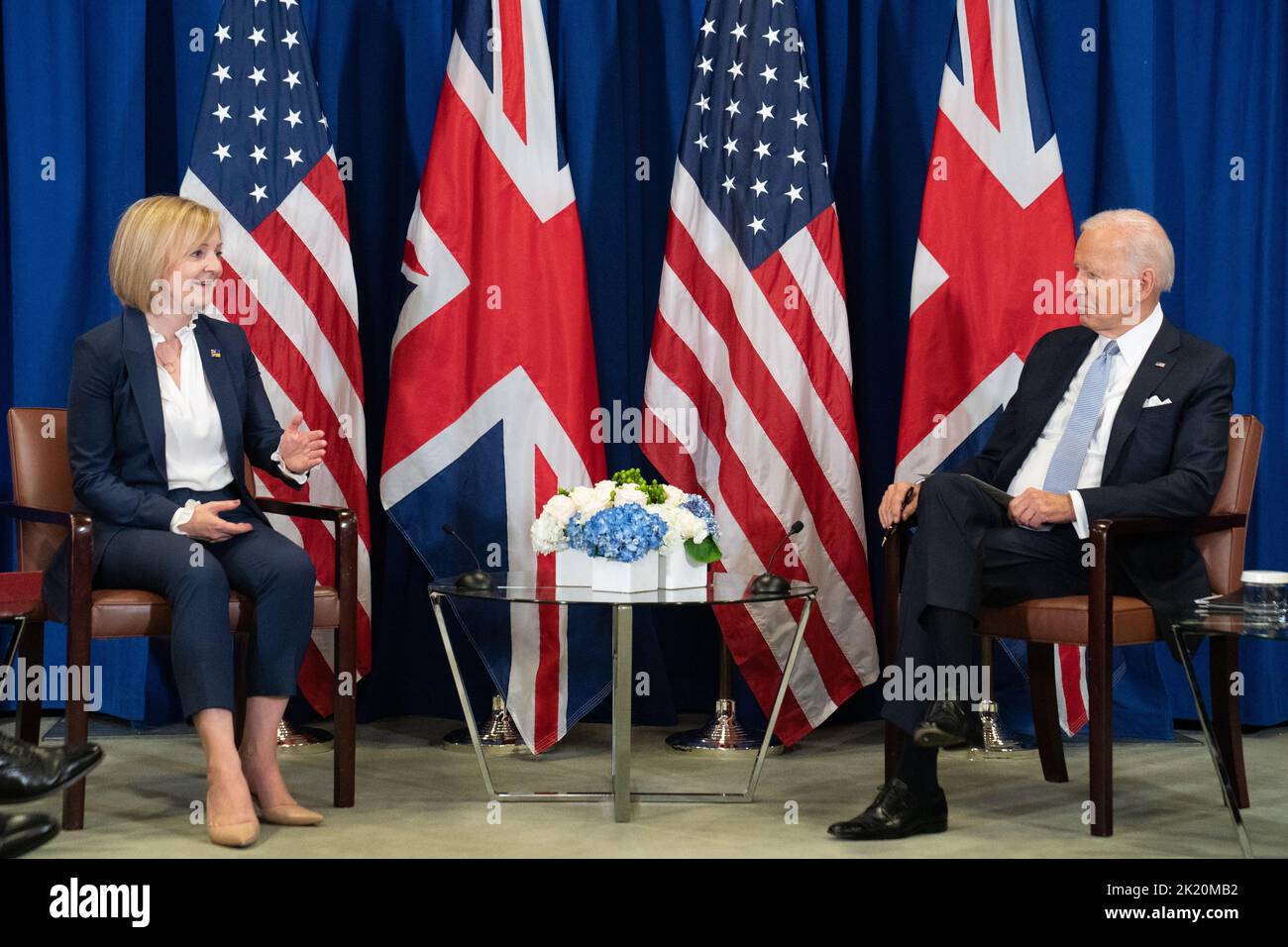 La Primera Ministra Liz Truss celebra una reunión bilateral con el Presidente de los Estados Unidos, Joe Biden, en la sede de las Naciones Unidas en Nueva York, durante su visita a los Estados Unidos para asistir a la Asamblea General de las Naciones Unidas de 77th. Fecha de la foto: Miércoles 21 de septiembre de 2022. Foto de stock