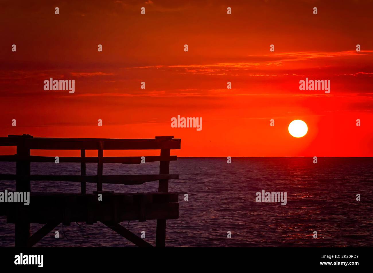 El sol se pone en Cedar Point Fishing Pier, 2 de mayo de 2014, en Coden, Alabama. Foto de stock