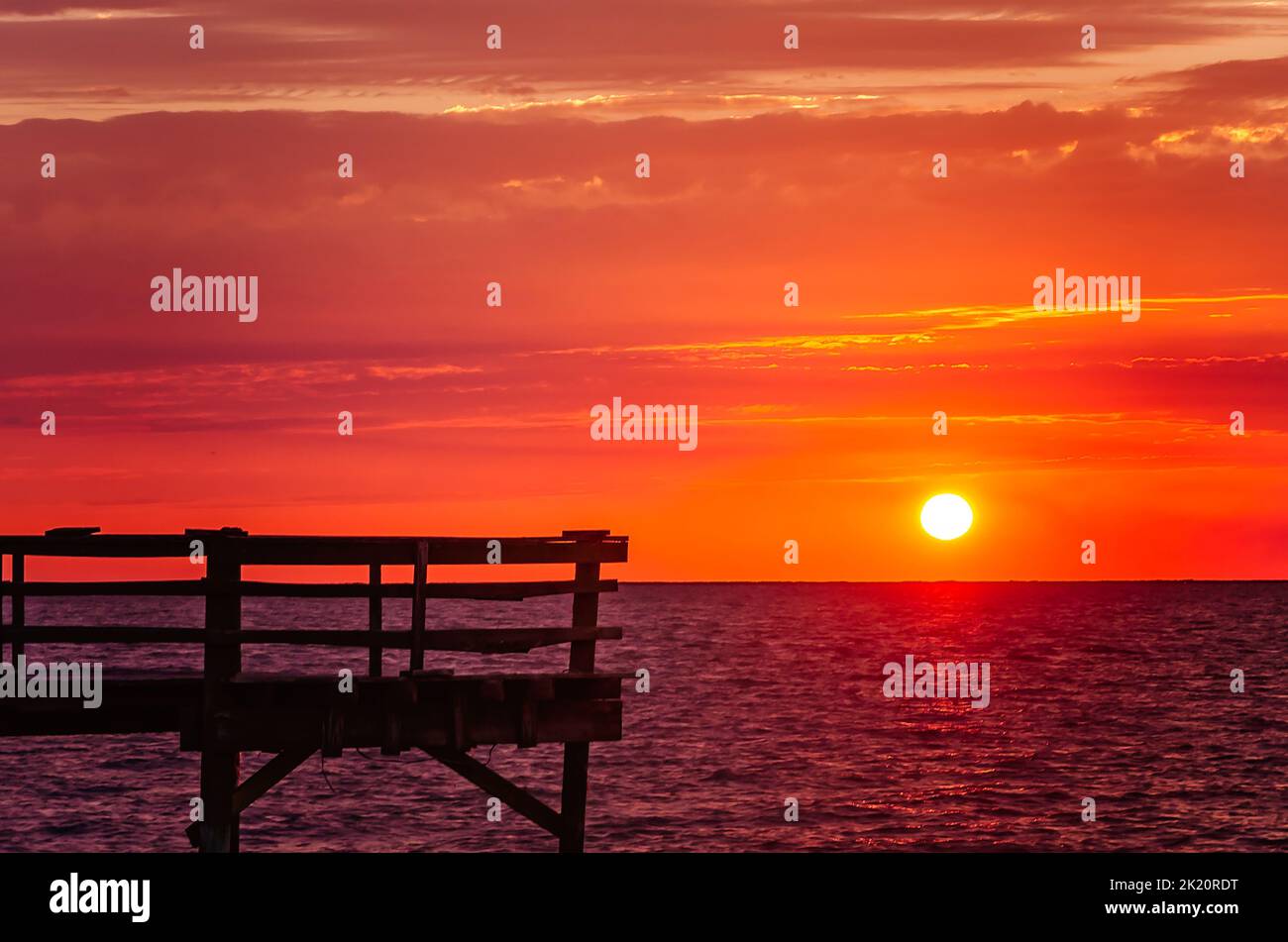 El sol se pone en Cedar Point Fishing Pier, 2 de mayo de 2014, en Coden, Alabama. Foto de stock