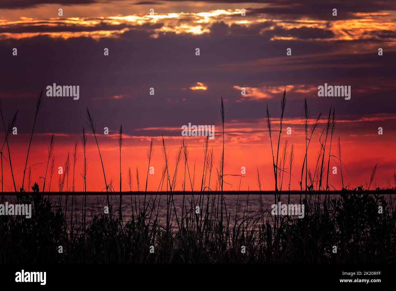El sol se pone sobre Heron Bay, el 2 de mayo de 2014, en Coden, Alabama. Foto de stock