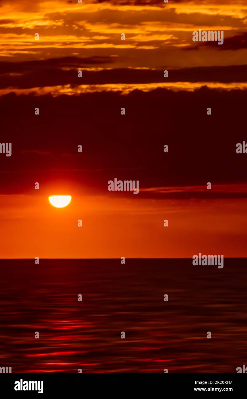 El sol se pone sobre Heron Bay, el 2 de mayo de 2014, en Coden, Alabama. Foto de stock