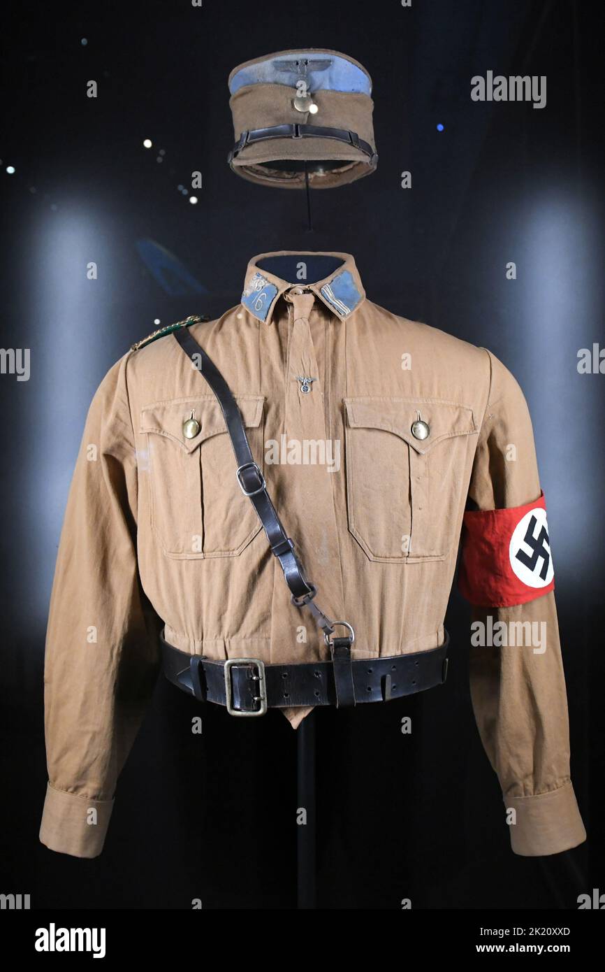 Camisa y gorra marrones del movimiento nazi en Alemania Foto de stock