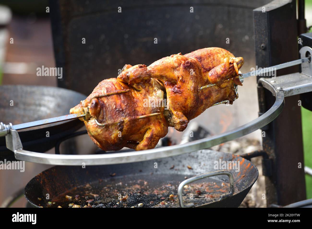 Pollo al horno en un pincho Foto de stock