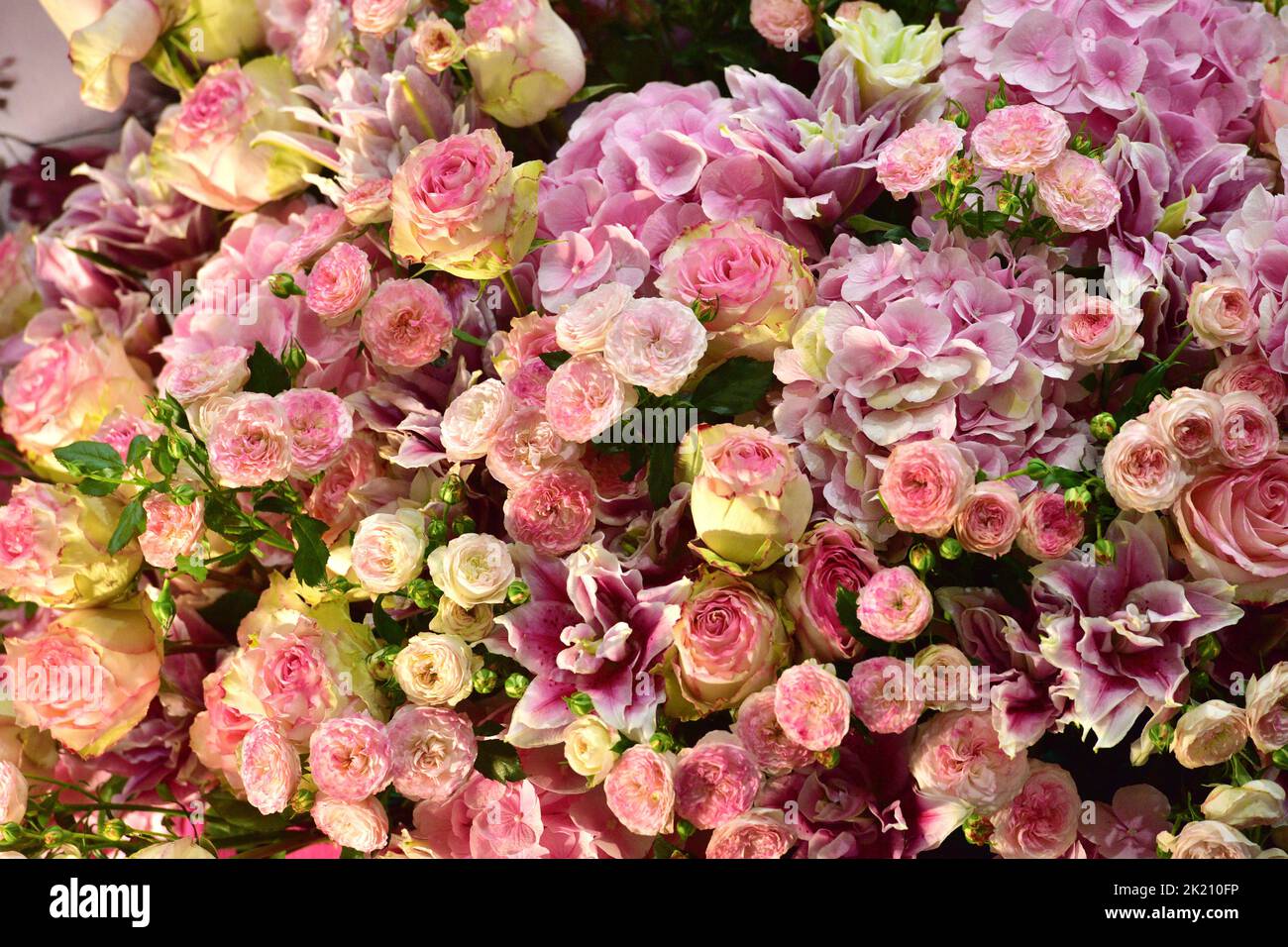 Ramo grande de rosas rosadas en una feria Foto de stock