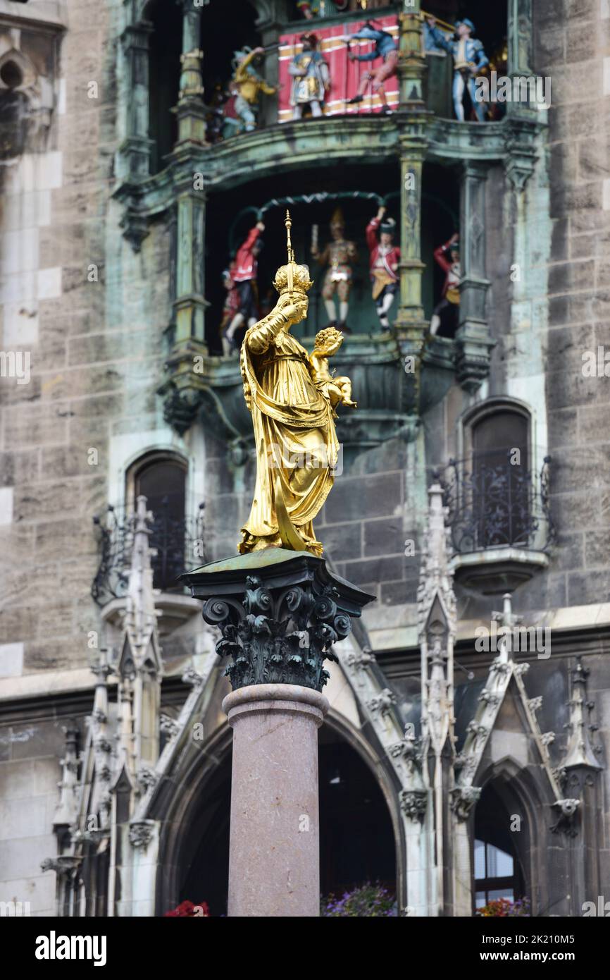 Estatua de oro en Marienplatz frente al ayuntamiento de Múnich Foto de stock