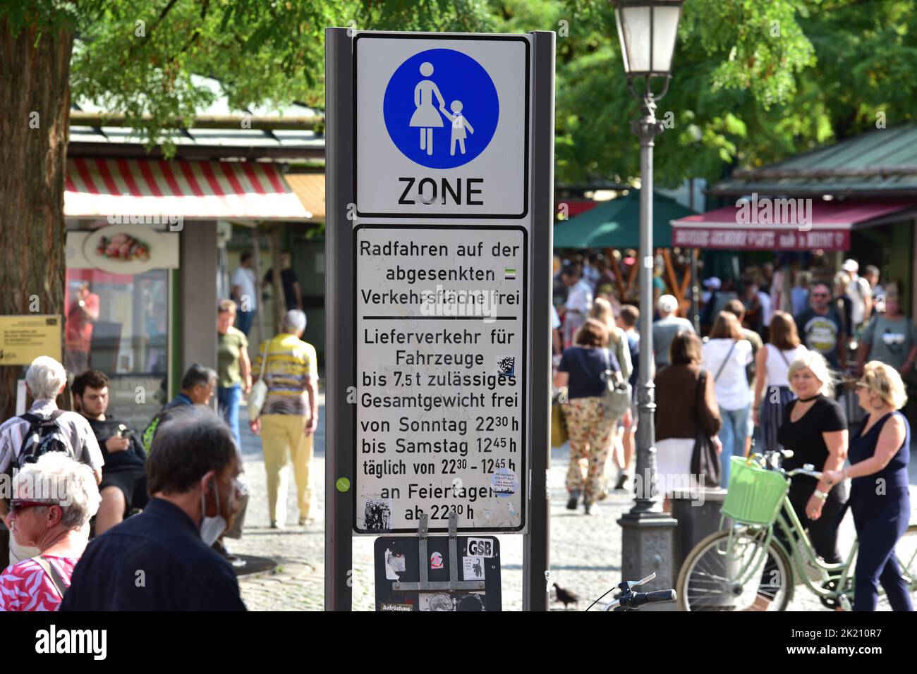 Zona peatonal en Viktualienmarkt en Munich Foto de stock
