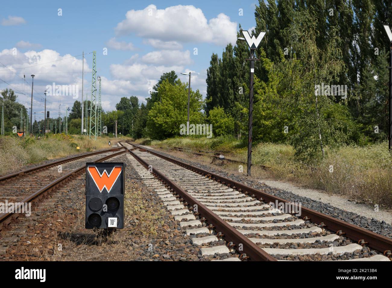 Señales a lo largo de las vías del ferrocarril esperando trenes en Alemania Foto de stock