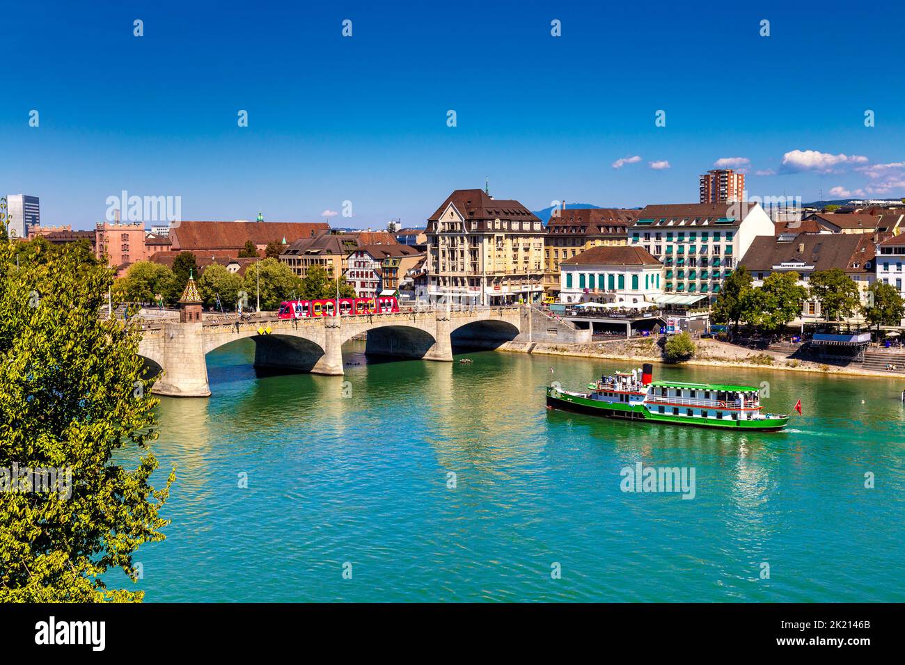Puente Medio (Mittlere Brücke) sobre el río Rin, Basilea, Suiza Foto de stock
