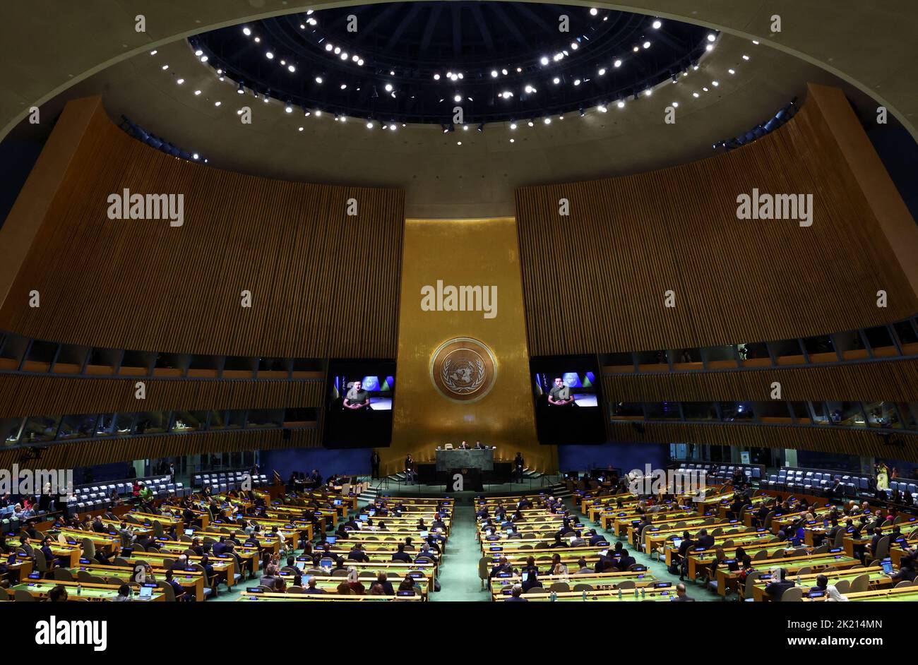 El presidente de Ucrania, Volodymyr Zelenskiy, está fotografiado en pantallas de video mientras pronuncia un discurso grabado en la 77th Sesión de la Asamblea General de las Naciones Unidas en la sede de la ONU en la ciudad de Nueva York, EE.UU., el 21 de septiembre de 2022. REUTERS/Mike Segar Foto de stock