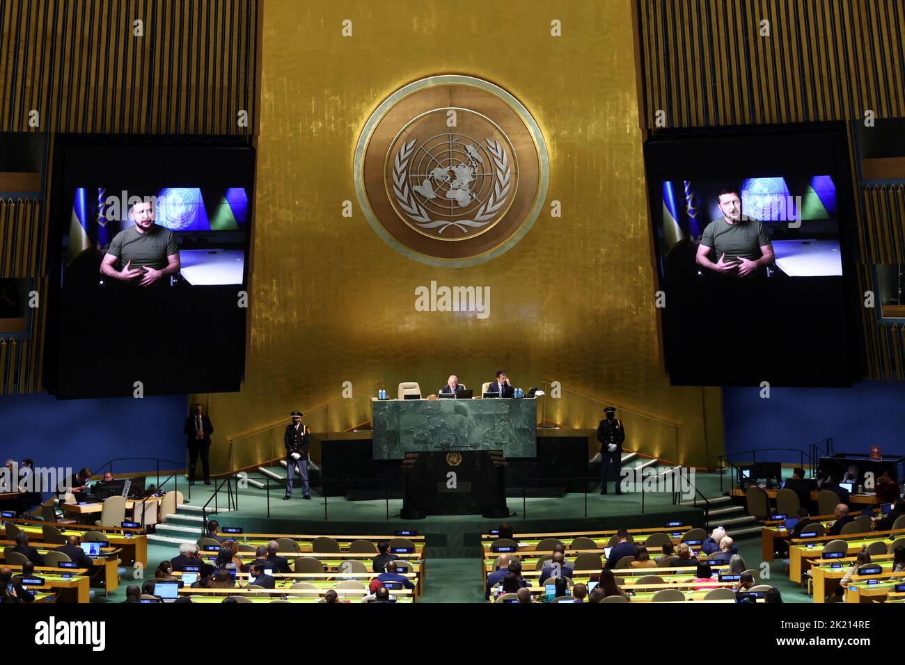 El presidente de Ucrania, Volodymyr Zelenskiy, está fotografiado en pantallas de video mientras pronuncia un discurso grabado en la 77th Sesión de la Asamblea General de las Naciones Unidas en la sede de la ONU en la ciudad de Nueva York, EE.UU., el 21 de septiembre de 2022. REUTERS/Mike Segar Foto de stock