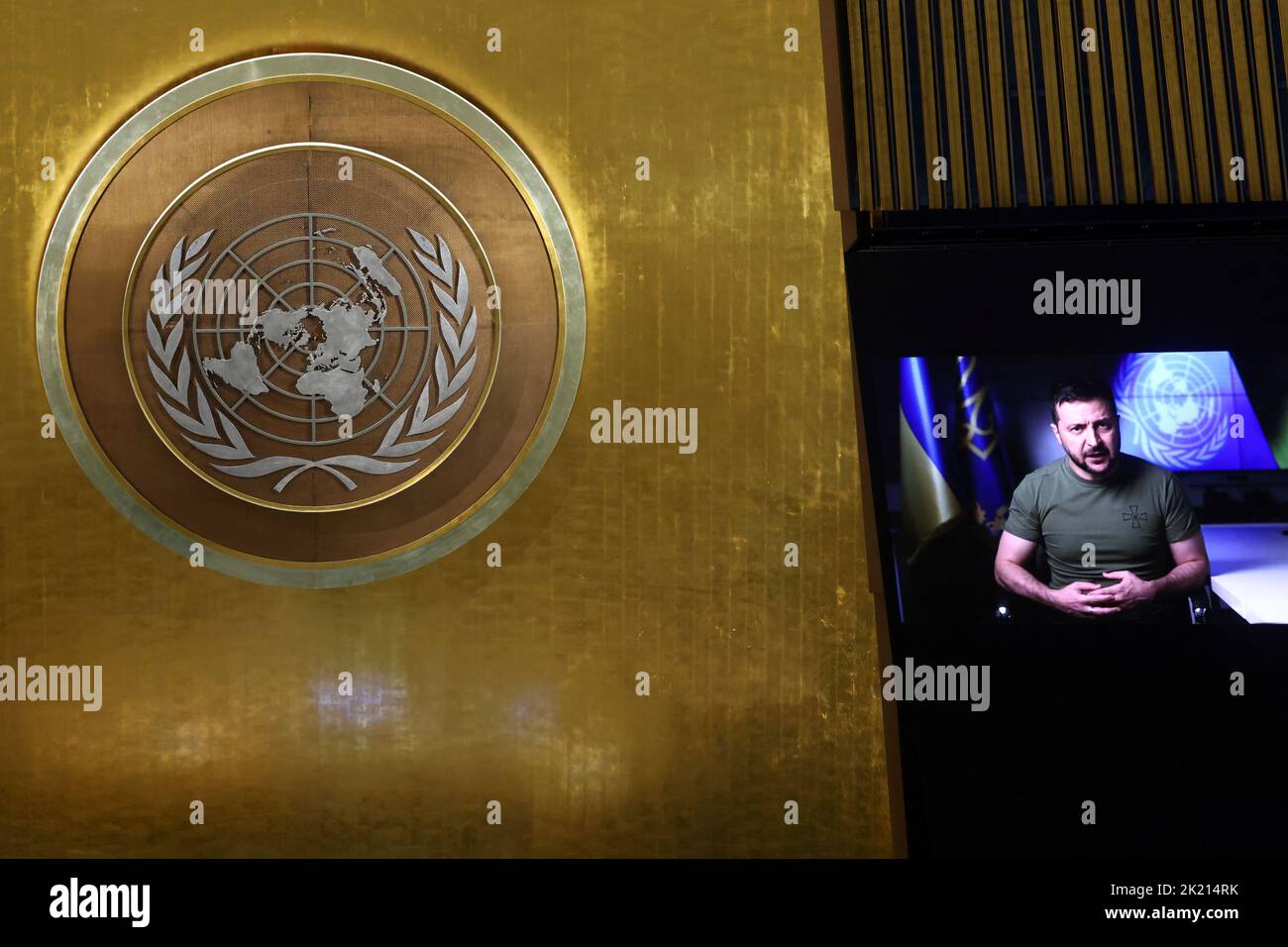 El presidente de Ucrania, Volodymyr Zelenskiy, está fotografiado en pantallas de video mientras pronuncia un discurso grabado en la 77th Sesión de la Asamblea General de las Naciones Unidas en la sede de la ONU en la ciudad de Nueva York, EE.UU., el 21 de septiembre de 2022. REUTERS/Mike Segar TPX IMÁGENES DEL DÍA Foto de stock