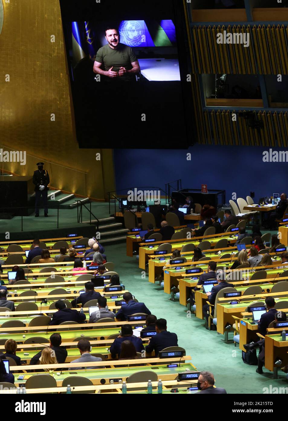 El presidente de Ucrania, Volodymyr Zelenskiy, está fotografiado en una pantalla de video mientras pronuncia un discurso grabado en la 77th Sesión de la Asamblea General de las Naciones Unidas en la sede de la ONU en la ciudad de Nueva York, EE.UU., el 21 de septiembre de 2022. REUTERS/Mike Segar Foto de stock