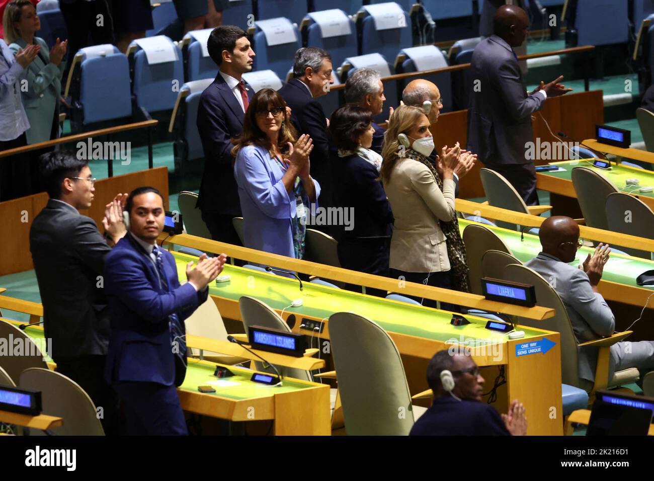 Las delegaciones se presentan a una ovación después del discurso del presidente de Ucrania Volodymyr Zelenskiy a través de un video durante la 77th Sesión de la Asamblea General de las Naciones Unidas en la sede de la ONU en la Ciudad de Nueva York, EE.UU., el 21 de septiembre de 2022. REUTERS/Mike Segar Foto de stock
