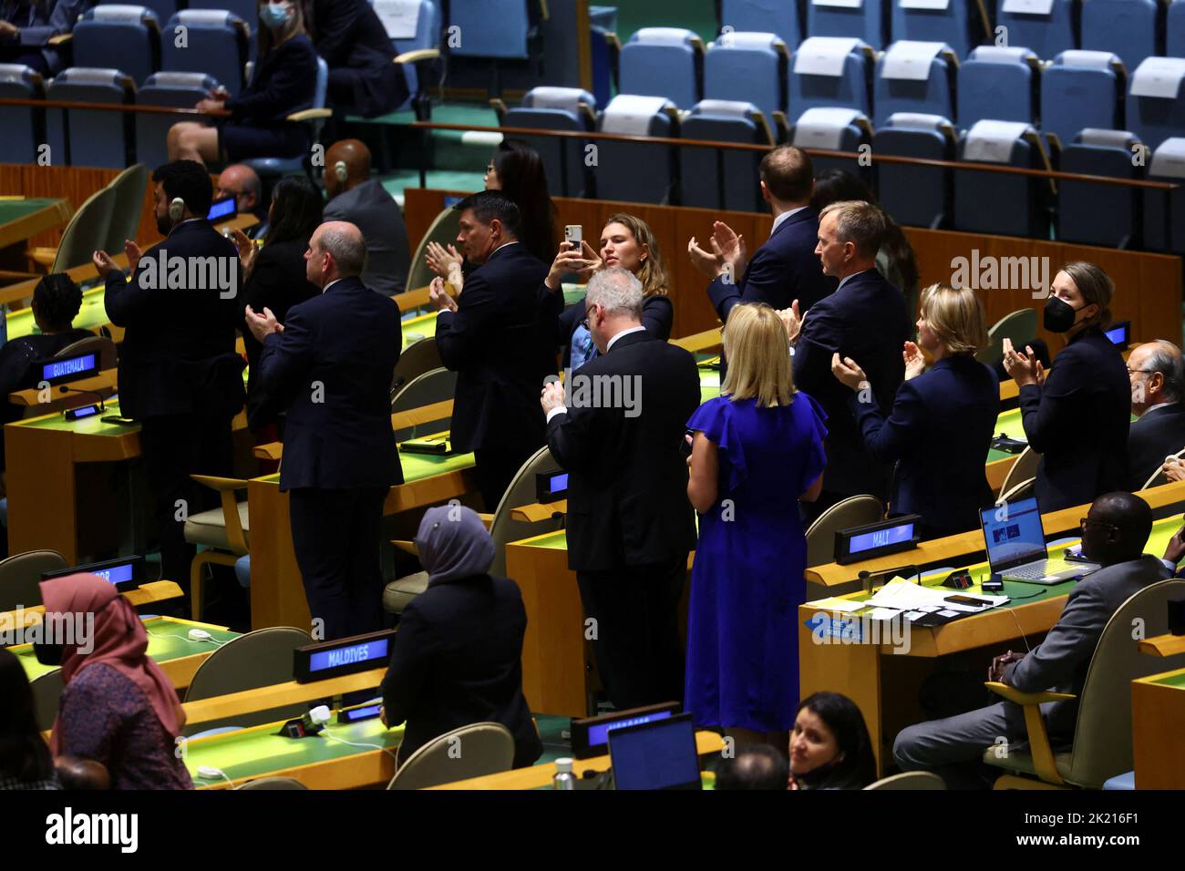 Las delegaciones se presentan a una ovación después del discurso del presidente de Ucrania Volodymyr Zelenskiy a través de un video durante la 77th Sesión de la Asamblea General de las Naciones Unidas en la sede de la ONU en la Ciudad de Nueva York, EE.UU., el 21 de septiembre de 2022. REUTERS/Mike Segar Foto de stock