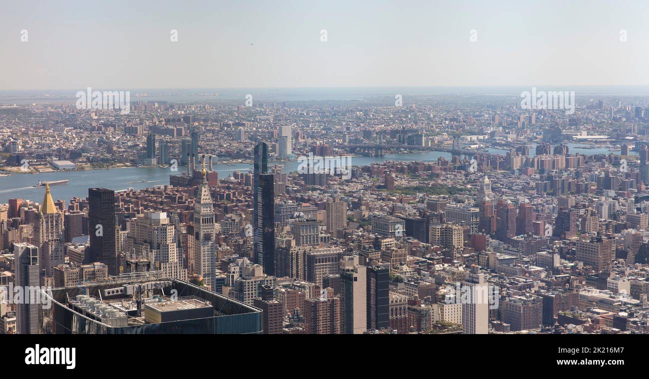 Vista aérea del East River y Brooklyn desde Manhattan, Nueva York, EE.UU Foto de stock