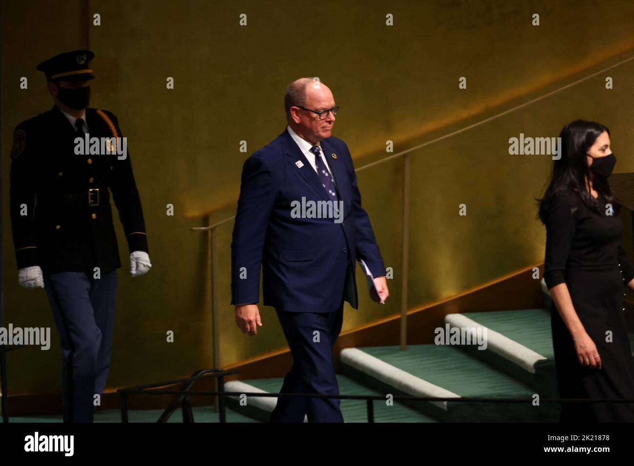 El Príncipe Alberto de Mónaco es acompañado para dirigirse a la 77th Sesión de la Asamblea General de las Naciones Unidas en la Sede de las Naciones Unidas en Nueva York, Estados Unidos, 21 de septiembre de 2022. REUTERS/Mike Segar Foto de stock