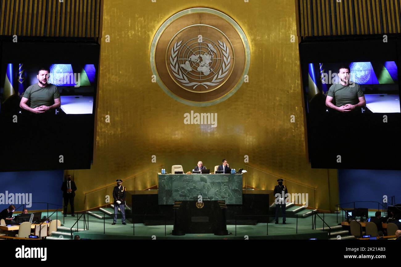 El presidente de Ucrania, Volodymyr Zelenskiy, está fotografiado en pantallas de video sobre un podio vacío mientras pronuncia un discurso grabado en el 77th° período de sesiones de la Asamblea General de las Naciones Unidas en la sede de la ONU en la ciudad de Nueva York, EE.UU., el 21 de septiembre de 2022. REUTERS/Mike Segar Foto de stock