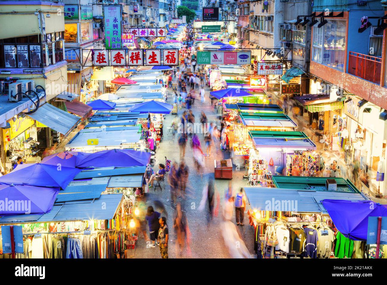 HONG KONG - 11 DE JULIO de 2017: Hora punta del mercado nocturno en la ajetreada calle Fa Yuen en en Mong Kok, Hong Kong, China. Exposición prolongada para el efecto de movimiento de la multitud. Foto de stock
