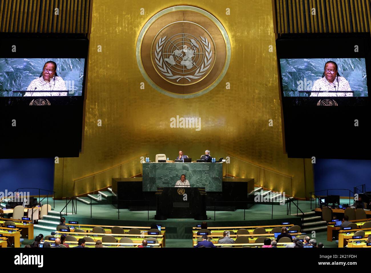 El Ministro de Relaciones Exteriores de Sudáfrica Naledi Pandor se dirige a la 77th Sesión de la Asamblea General de las Naciones Unidas en la Sede de las Naciones Unidas en Nueva York, EE.UU., el 21 de septiembre de 2022. REUTERS/Mike Segar Foto de stock