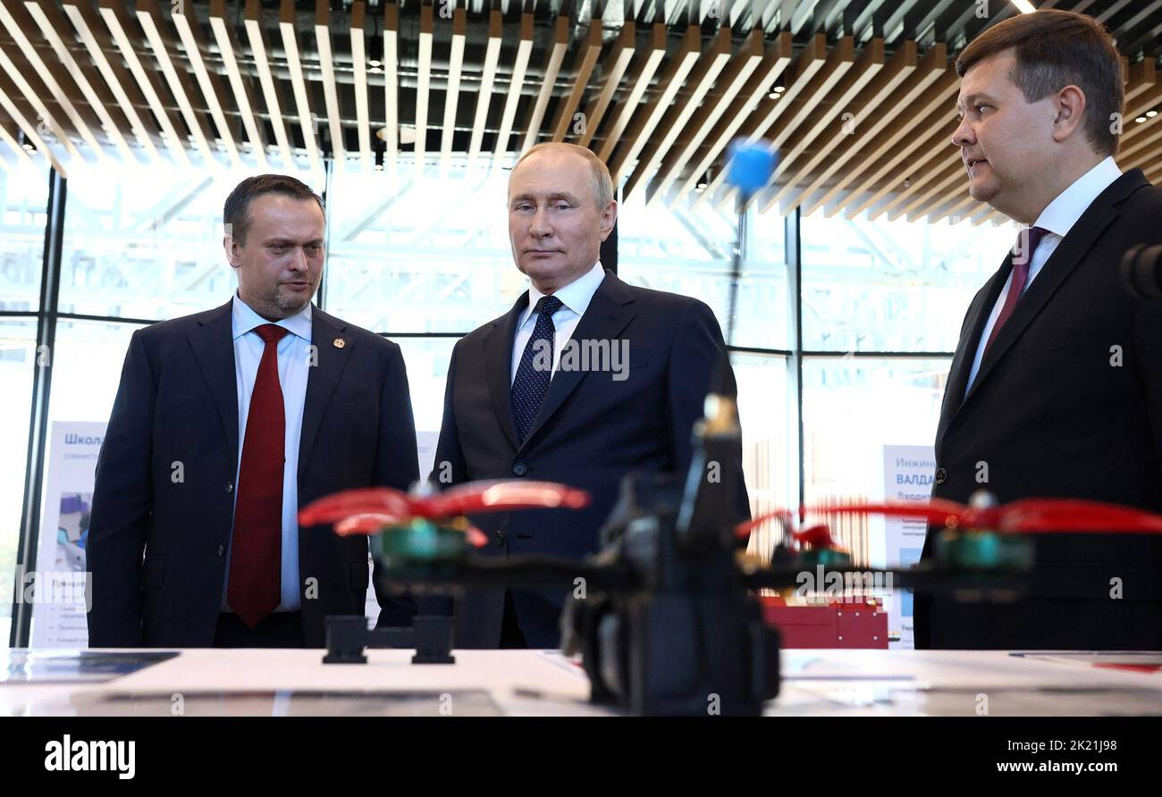 Veliky Novgorod, Rusia. 21st de Sep de 2022. El gobernador de la región de Novgorod, Andrei Nikitin, el presidente de Rusia, Vladimir Putin, y el rector de la Universidad Estatal de Novgorod, Yuri Borovikov (L-R), visitan una exposición sobre los laboratorios de la escuela técnica de Novgorod el miércoles 21 de septiembre de 2022 en Veliky Novgorod, Rusia. El presidente ruso Vladimir Putin anuncia planes para movilizar hasta 300.000 reservistas militares para luchar en Ucrania después de que las fuerzas rusas pierdan terreno. Foto del GRUPO del Kremlin/ crédito: UPI/Alamy Live News Foto de stock