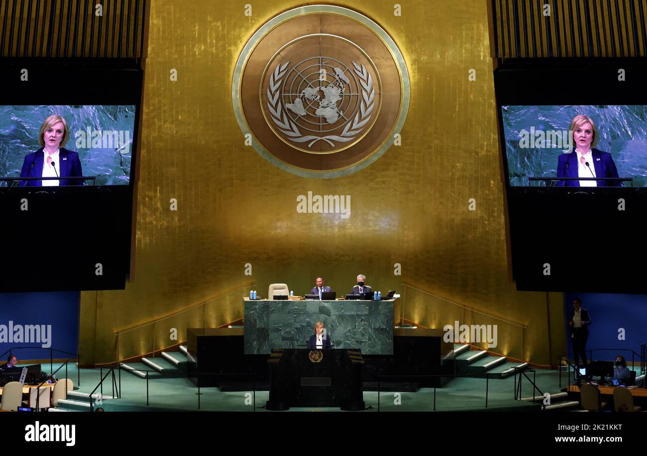 La Primera Ministra británica Liz Truss se dirige a la 77th Sesión de la Asamblea General de las Naciones Unidas en la Sede de las Naciones Unidas en Nueva York, EE.UU., el 21 de septiembre de 2022. REUTERS/Mike Segar Foto de stock