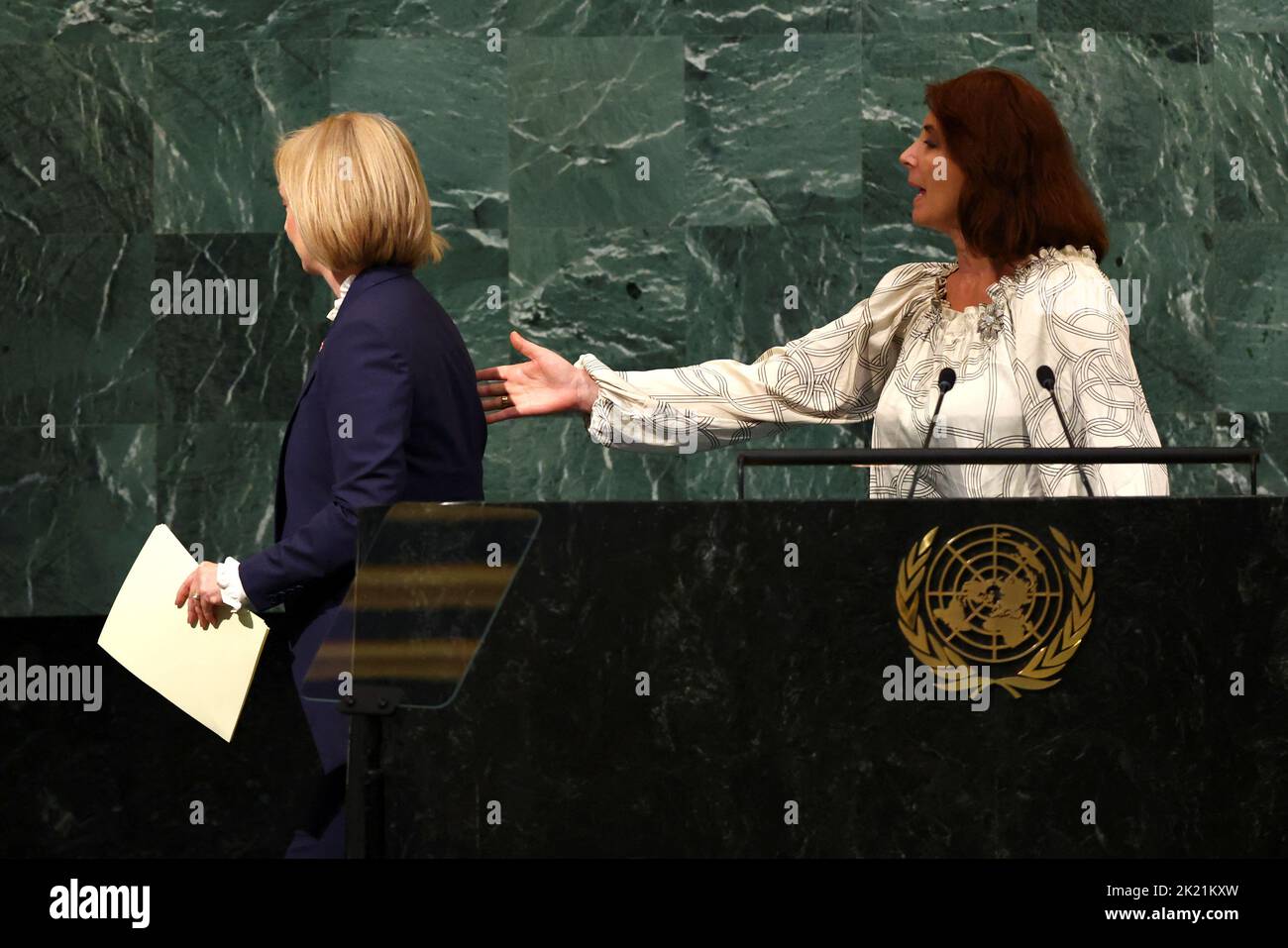 La Primera Ministra británica Liz Truss se aleja del podio después de pronunciar su discurso ante la 77th Sesión de la Asamblea General de las Naciones Unidas en la Sede de las Naciones Unidas en la ciudad de Nueva York, EE.UU., el 21 de septiembre de 2022. REUTERS/Mike Segar Foto de stock