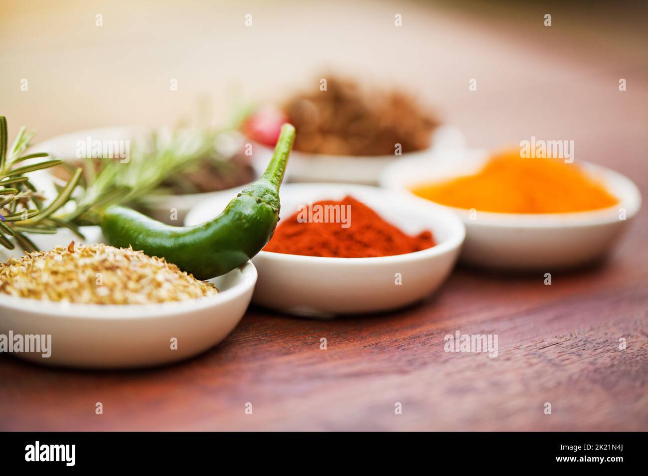 Luminoso, colorido y lleno de sabor. Surtido de especias coloridas. Foto de stock