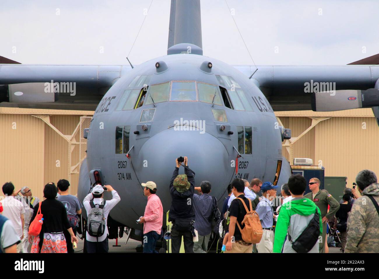 Lockheed Martin C-130J Super Hércules en la Base de la Fuerza Aérea de Yokota Tokio Japón Foto de stock