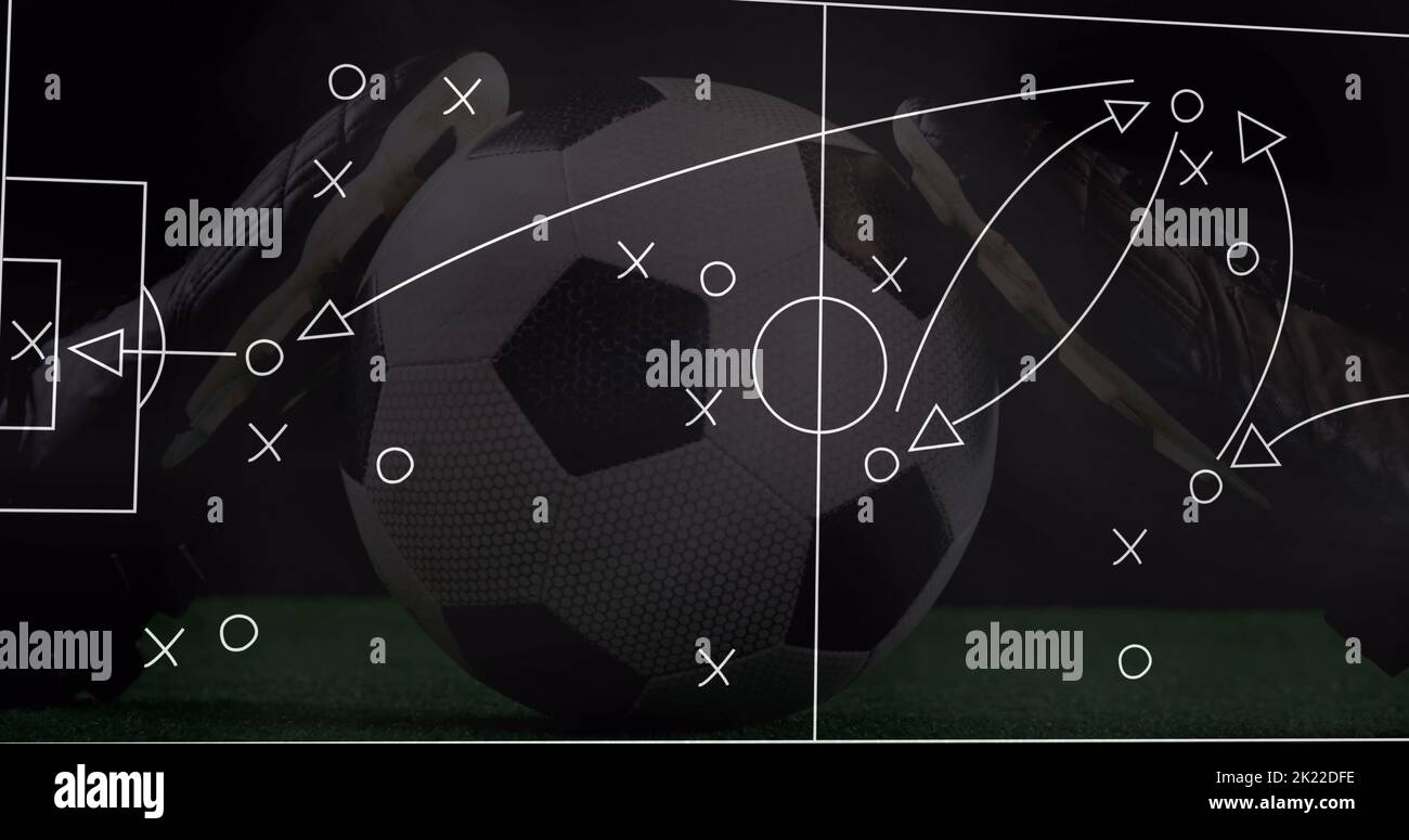 Imagen de la ilustración de la estrategia del juego de fútbol sobre las sneakers negras alrededor del balón de fútbol en el campo Foto de stock