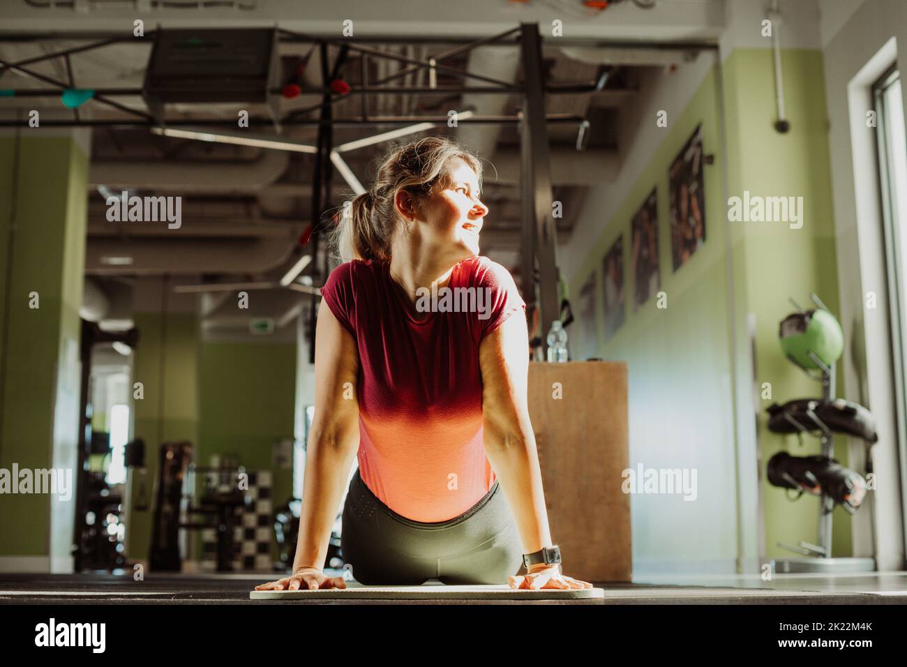 Yoga girl lie fotografías e imágenes de alta resolución - Alamy