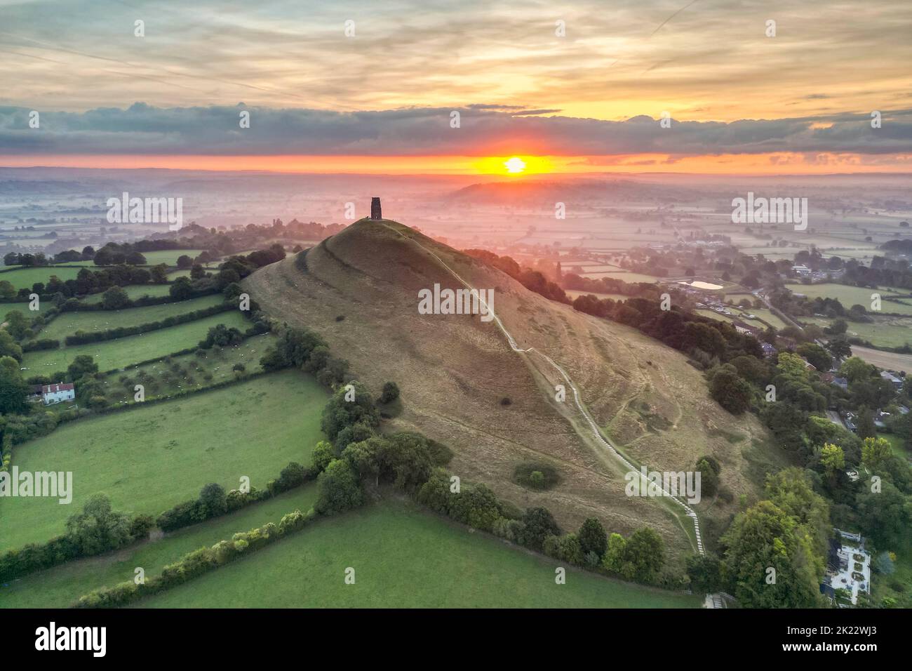 Vista desde el aire de un amanecer de otoño brumoso en Glastonbury Tor en Glastonbury en Somerset. Crédito de la fotografía: Graham Hunt/Alamy Foto de stock