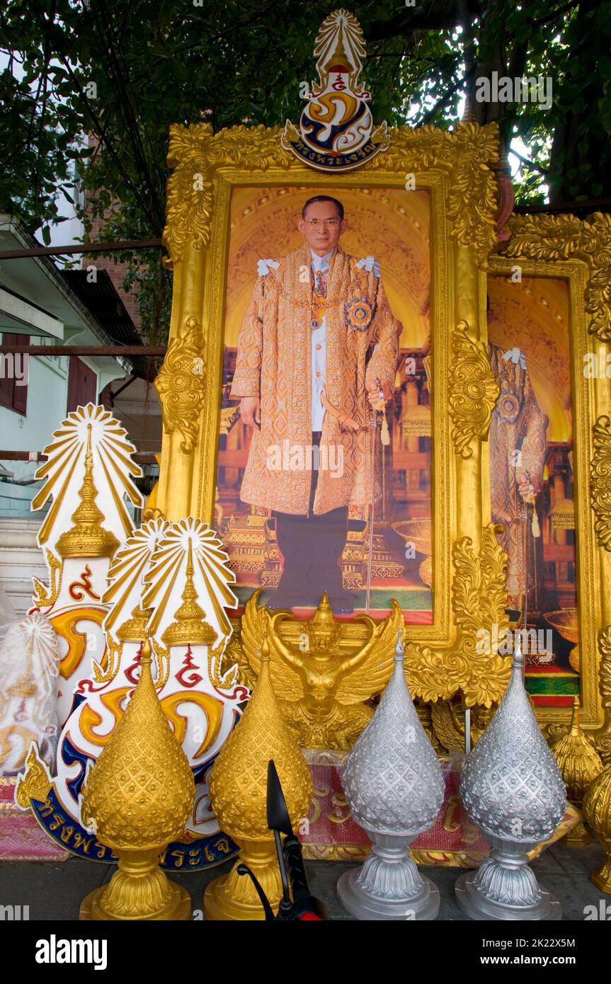 Tailandia: Retratos del difunto rey Rama IX, Bhumibol Adulyadej (5 de diciembre de 1927 – 13 de octubre de 2016), 9th monarca de la dinastía Chakri, y parafernalia relacionada con la familia real en venta en la zona de Banglamphu, Bangkok. Bhumibol Adulyadej (Phumiphon Adunyadet) fue el 9th Rey de Tailandia. Era conocido como Rama IX, y dentro de la familia real tailandesa y a los asociados cercanos simplemente como Lek. Habiendo reinado desde el 9 de junio de 1946, fue uno de los jefes de Estado más antiguos del mundo y el monarca reinante más largo en la historia tailandesa. Foto de stock