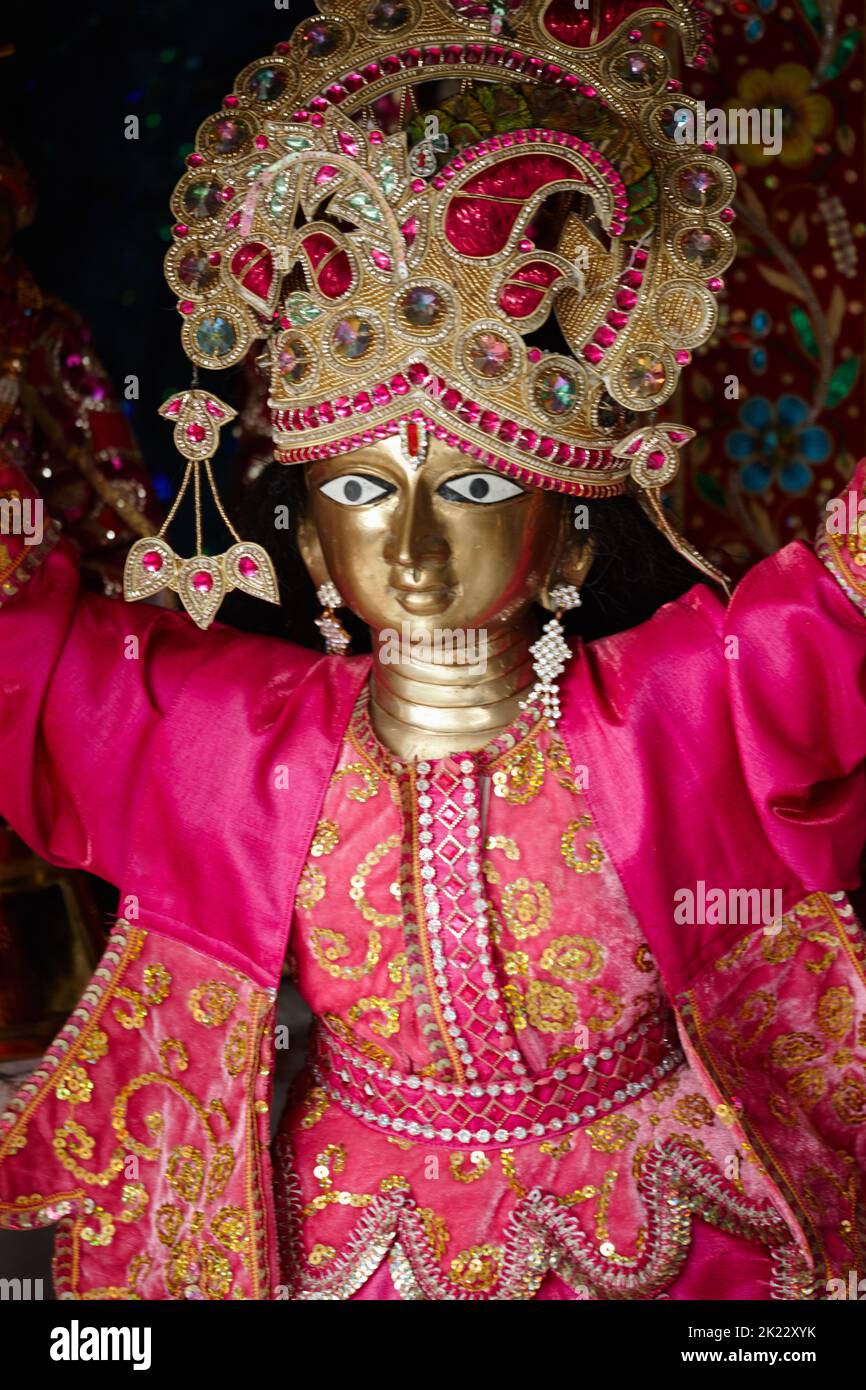 Exótica cultura y rica historia. Imagen recortada de una deidad religiosa india ricamente bordada y decorada. Foto de stock