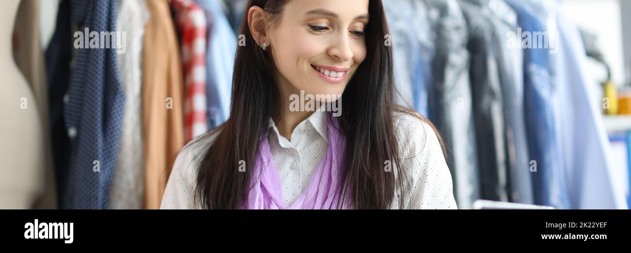 Mujer sonriente estilista diseñadora en el lugar de trabajo en taller Foto de stock