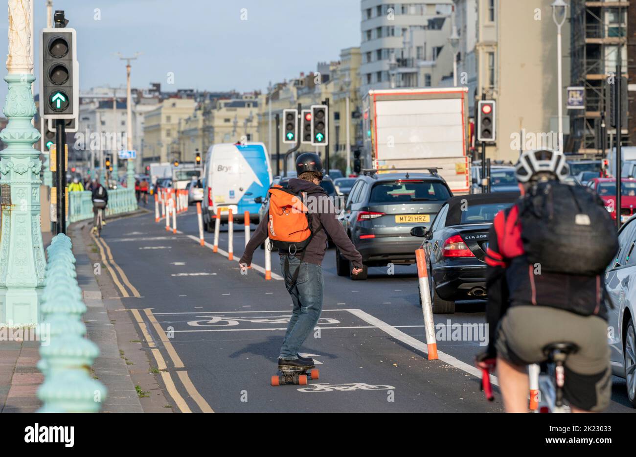 Brighton Reino Unido 22nd de septiembre de 2022 - Un skateboarder viaja a lo largo del paseo marítimo de Brighton en el día libre de coches . El día libre de coches se celebra en todo el mundo alrededor del 22 de septiembre y anima a las personas a caminar, montar en bicicleta o utilizar el transporte público, en lugar de utilizar su coche durante el día. . : Crédito Simon Dack / Alamy Live News Foto de stock