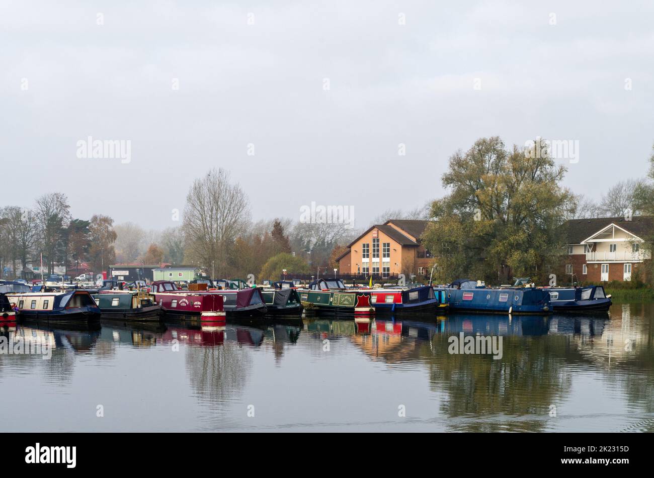 Una vista al otro lado del lago en Billing Aquadrome en una mañana de otoño brumosa, Billing, Northamptonshire, Reino Unido Foto de stock