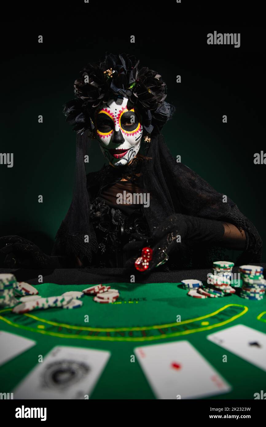 Cartas de póquer lanzando lanzando lanzando póker lanzando jugando  fotografías e imágenes de alta resolución - Alamy