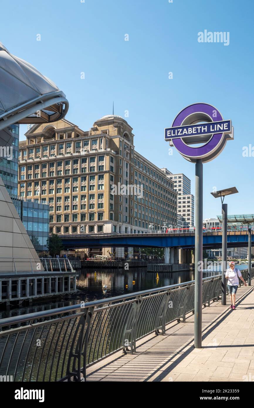 Firme hacia Elizabeth Line en Canary Wharf en Docklands de Londres. Foto de stock