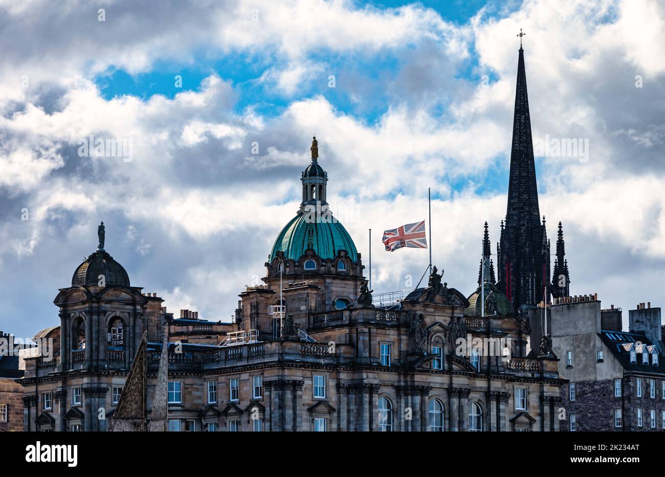 Bandera de la Union Jack volando a media asta después de la muerte de Su Majestad la Reina Isabel II en la antigua sede del Banco de Escocia, Edimburgo, Escocia, Reino Unido Foto de stock