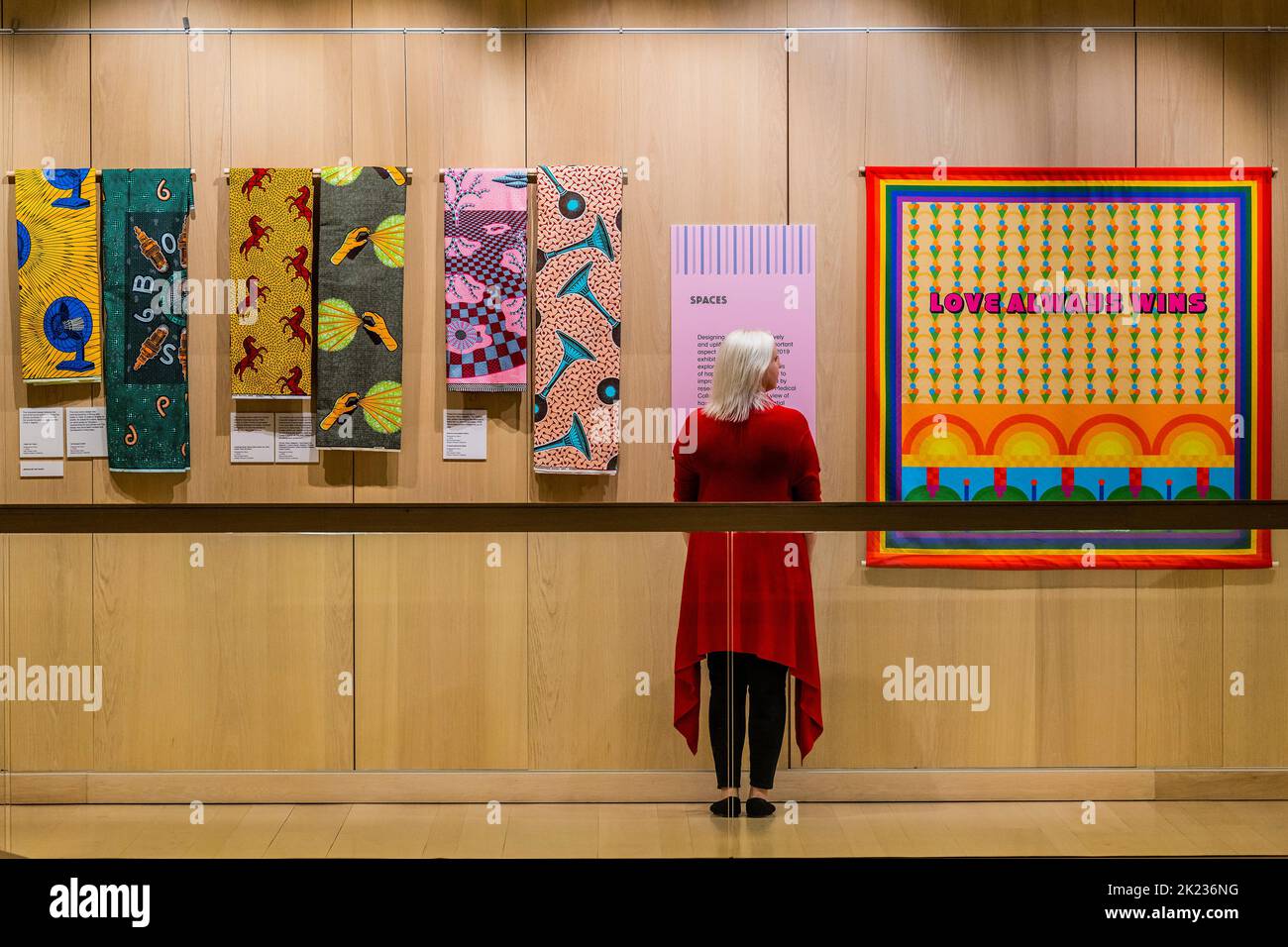 Londres, Reino Unido. 22nd de Sep de 2022. El amor siempre gana y otras obras tejidas - Yinka Ilori: Parábolas para la felicidad en el Museo del Diseño. La primera exposición del museo que explora la obra de la artista y diseñadora Yinka Ilori. Con más de 100 objetos, desde obras de arte, fotografías y muebles hasta textiles, libros y objetos personales. Funciona desde el 15 DE SEPTIEMBRE de 2022 hasta el 25 DE JUNIO de 2023. Crédito: Guy Bell/Alamy Live News Foto de stock