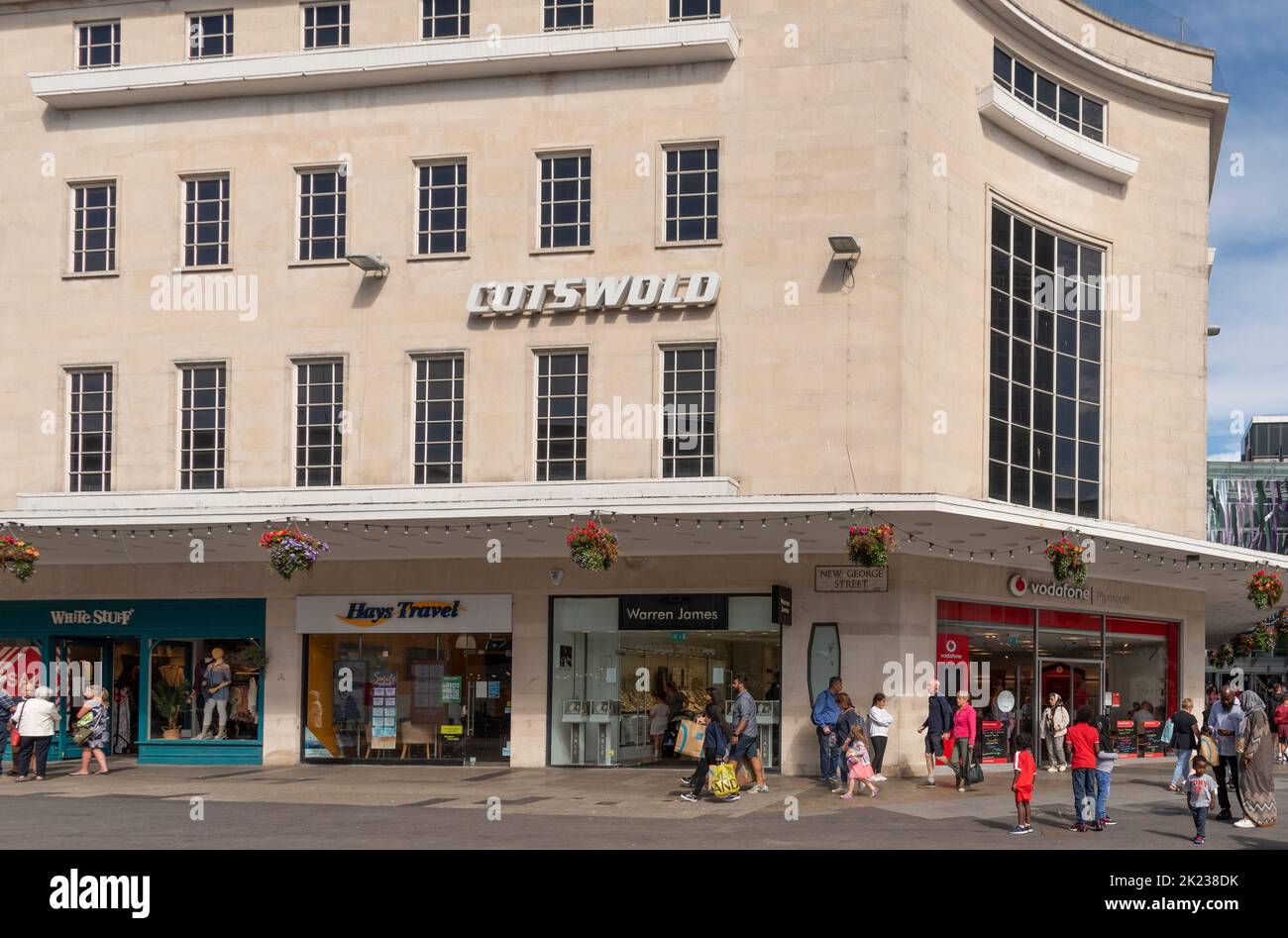 Plymouth, Devon, Reino Unido. 2022. Exterior de una tienda moderna en el centro de la ciudad de Plymouth, Reino Unido Foto de stock