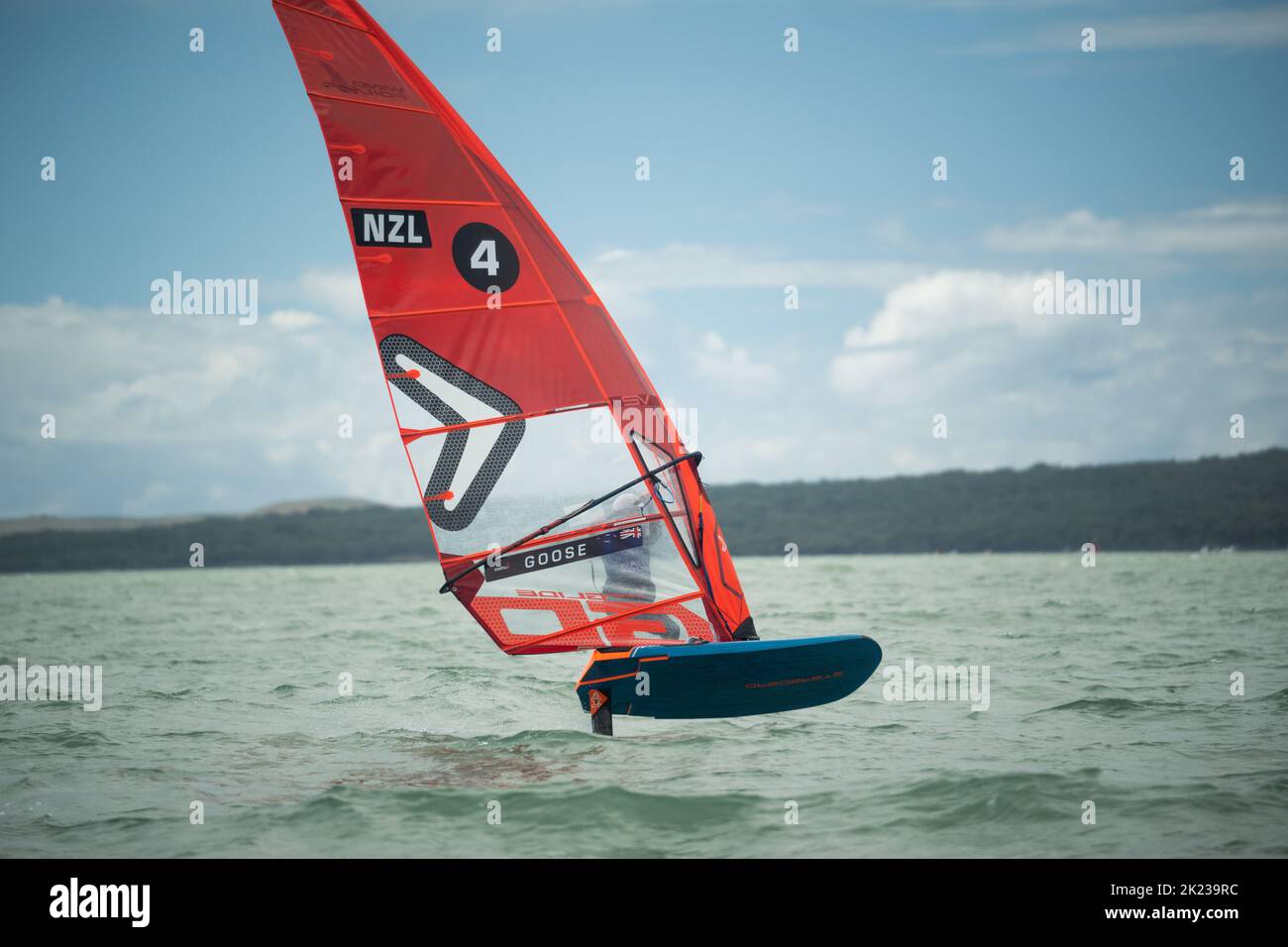 Un hombre compite en una carrera nacional de hidroala de windsurf en el Waterbourne Watersports Festival, Takapuna Beach, Auckland, Nueva Zelanda. Foto de stock