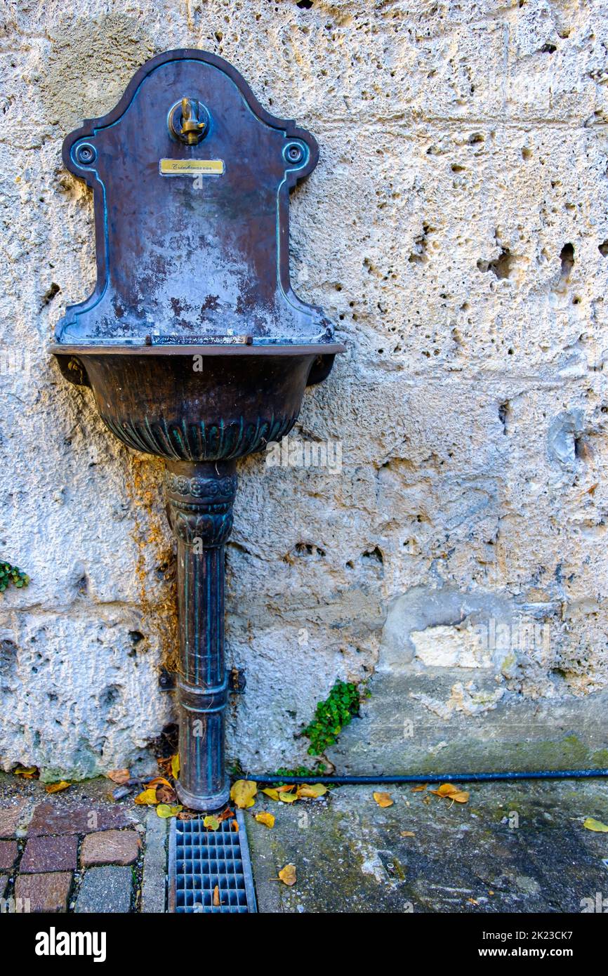 Suministro público de agua, grifo con conexión de agua potable y fregadero en el museo de la ciudad de Klostermuhle, Bad Urach, Swabian Alb, Baden-Wurttemberg, Ger Foto de stock