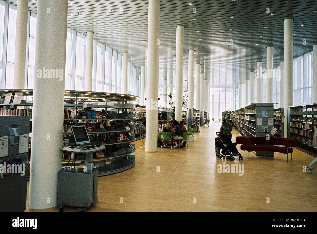 HALMSTAD Halland La biblioteca de la ciudad inauguró en abril de 2006 el interior de la sala principal Foto de stock