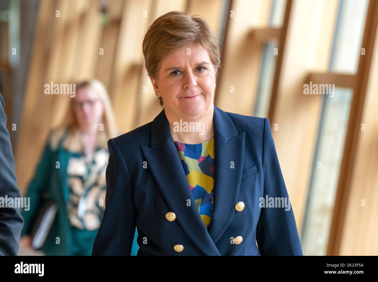 La Primera Ministra Nicola Sturgeon llega antes de las preguntas de la Primera Ministra (FMQ) en la cámara de debate del Parlamento escocés en Edimburgo. Fecha de la foto: Jueves 22 de septiembre de 2022. Foto de stock