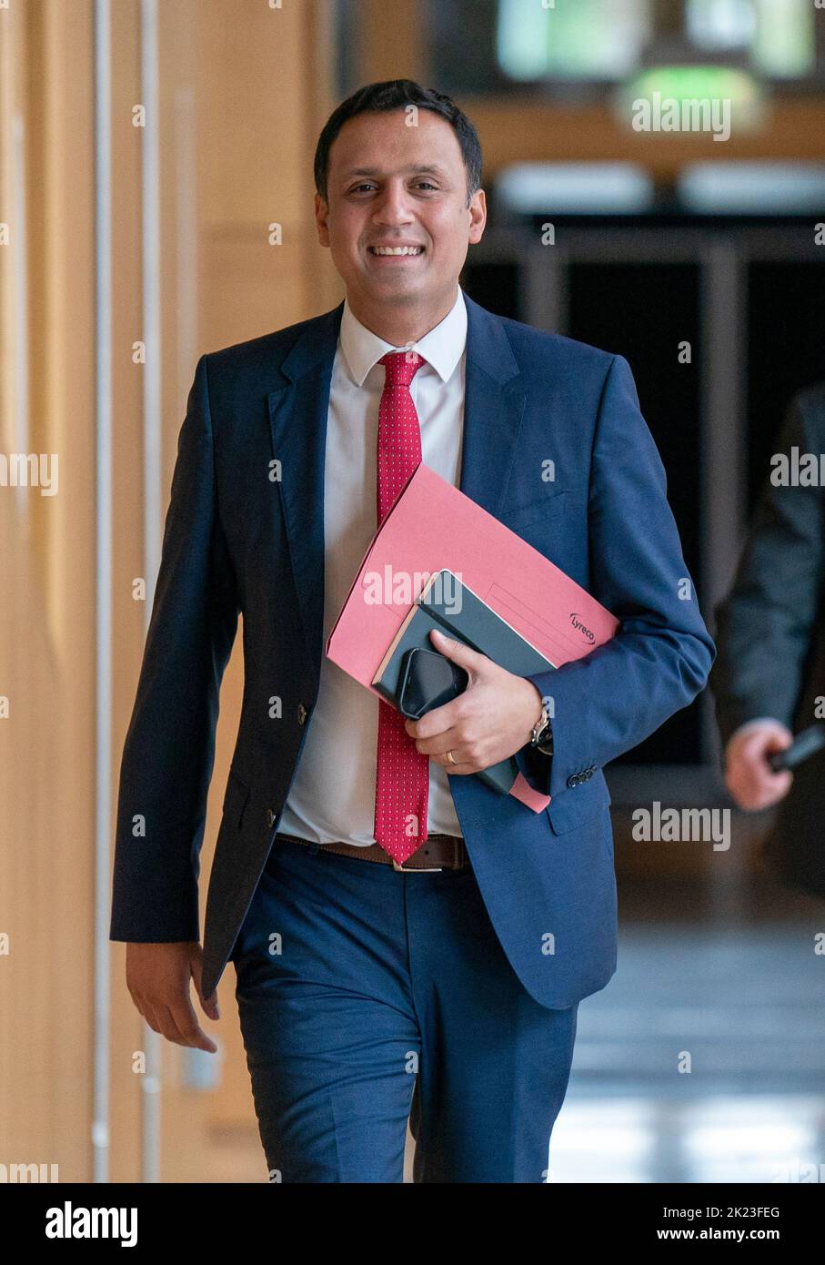 El líder laborista escocés Anas Sarwar llega antes de las preguntas del Primer Ministro (FMQ) en la cámara de debate del Parlamento escocés en Edimburgo. Fecha de la foto: Jueves 22 de septiembre de 2022. Foto de stock