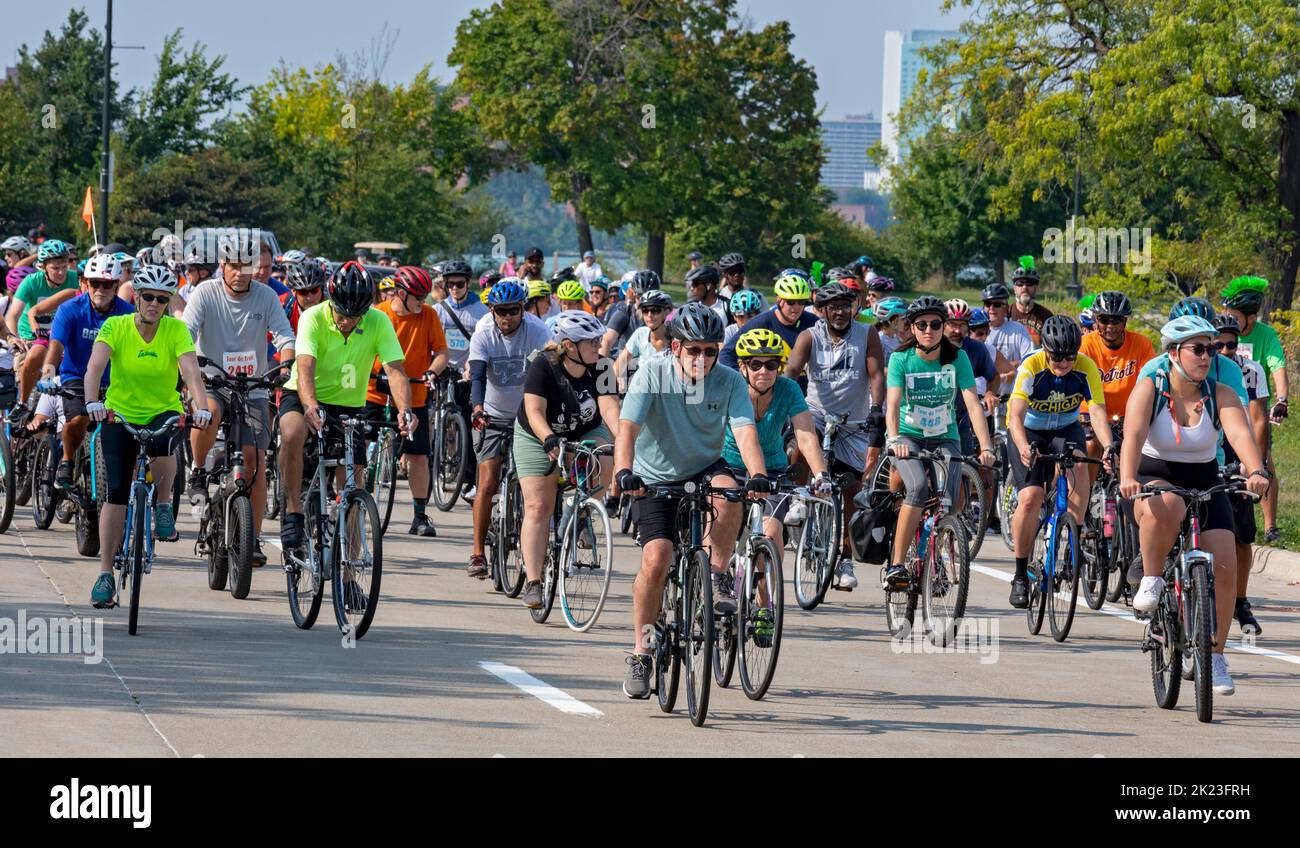 Detroit, Michigan - Miles de jinetes se unieron al Tour de Troit de 2022, parte del cual estaba en Belle Isle a lo largo del río Detroit. El Tour de Troit es un Foto de stock