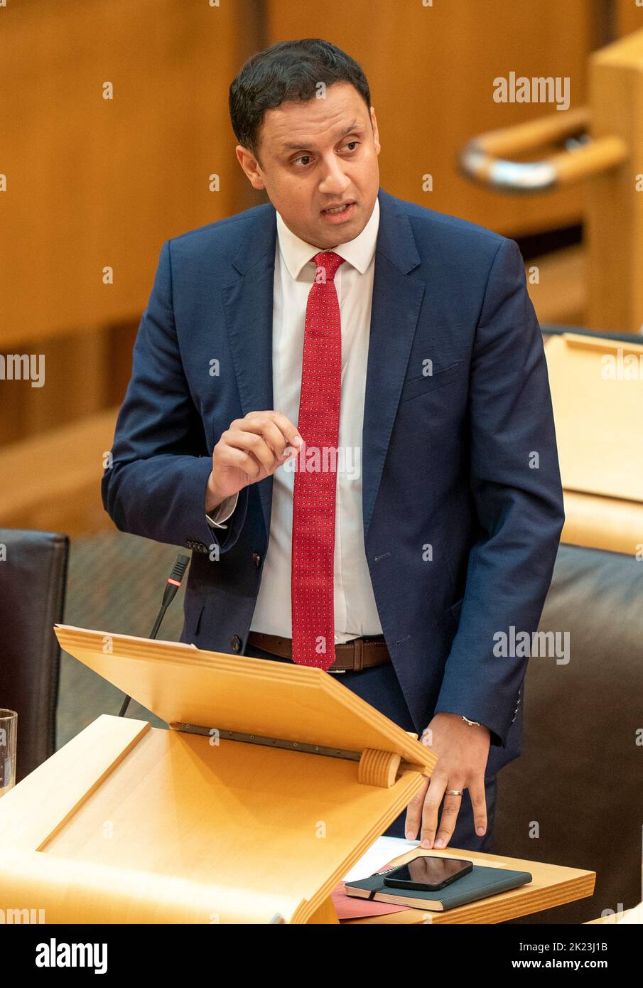 El líder laborista escocés Anas Sarwar durante las preguntas del Primer Ministro (FMQ) en la cámara de debate del Parlamento escocés en Edimburgo. Fecha de la foto: Jueves 22 de septiembre de 2022. Foto de stock